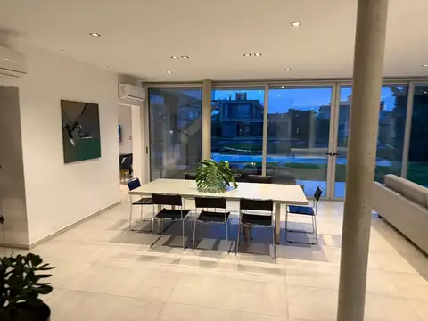 Casa 5 ambientes con 3 baños