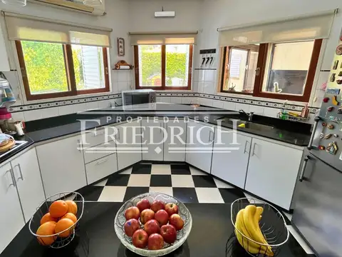 Casa en Venta con 2 cocheras
