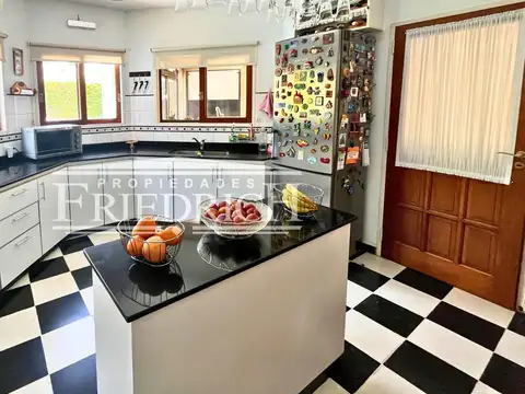 Casa 5 ambientes con 3 baños