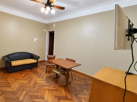 OPORTUNIDAD PH A MEJORAR EN EL CORAZON DE VILLA DEL PARQUE 2 DORM Y DEPENDENCIA DE SERVICIO 1BAÑO Y TOILETTE