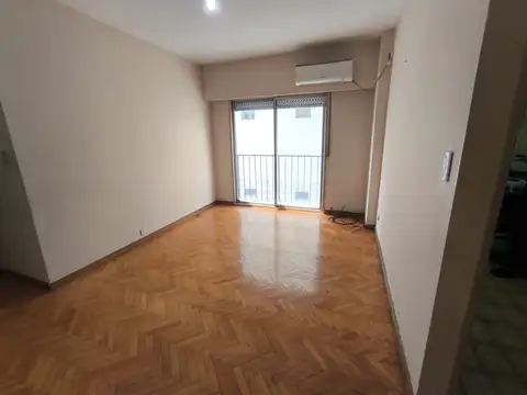 Cómodo departamento de tres ambientes con balcón  MUY LUMINOSO 