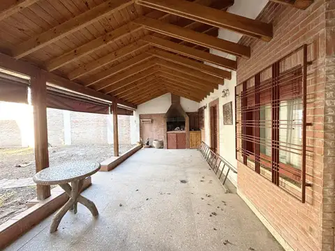Casa 5 ambientes con 3 baños