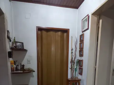 CASA DE CUATRO AMBIENTES, JARDIN Y COCHERA