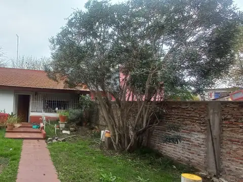 CASA DE CUATRO AMBIENTES, JARDIN Y COCHERA