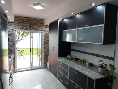 VENTA CASA 4 Amb C/Cochera y Fondo