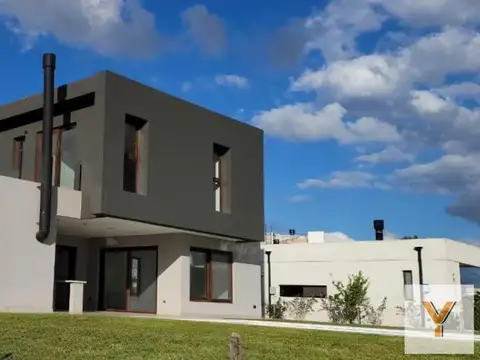 Casa en venta - 5 Dormitorios 2 Baños - Tristán Suarez