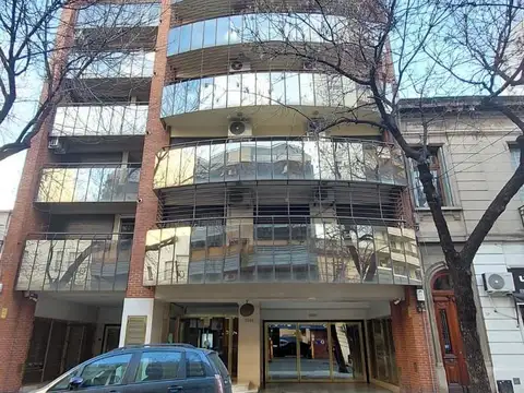 Departamento de categoría 3 ambientes con balcón al frente y cochera en Alquiler en Flores !!!