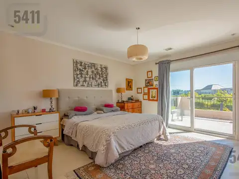 Casa en Venta con 6 cocheras