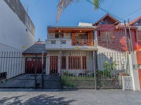 CASA 4 AMB - LOTE  8,66 X 32 - GARAGE - QUINCHO COMPLETO - PISCINA