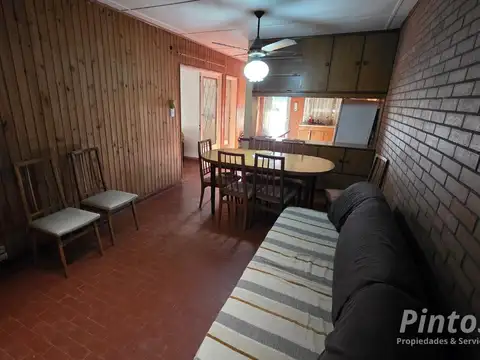 Casa céntrica con salida a dos calles, sobre San Martín. SAN JOSE.