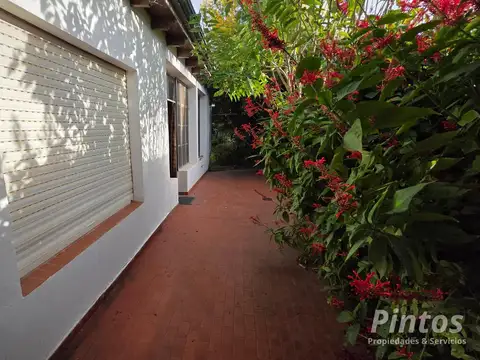 Casa céntrica con salida a dos calles, sobre San Martín. SAN JOSE.