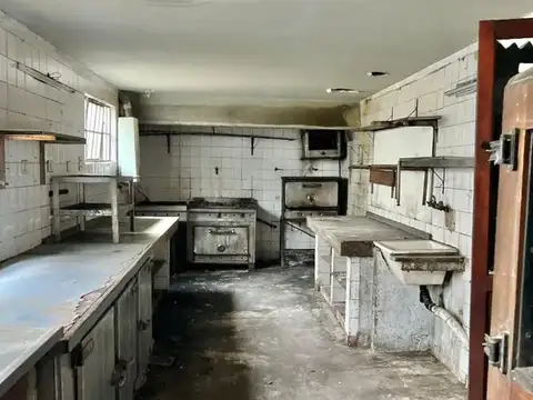 IMPRESIONANTE LOCAL SOBRE CALLE PRINCIPAL EN EL BAJO DE SAN ISIDRO.