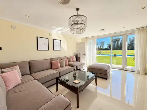 Casa en Venta con 6 cocheras