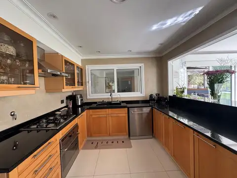 Casa 5 ambientes con 5 baños