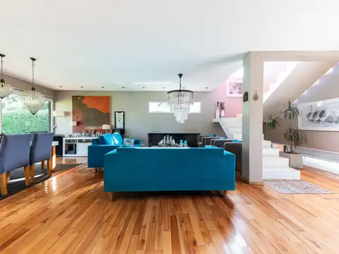Casa en Venta con 3 cocheras