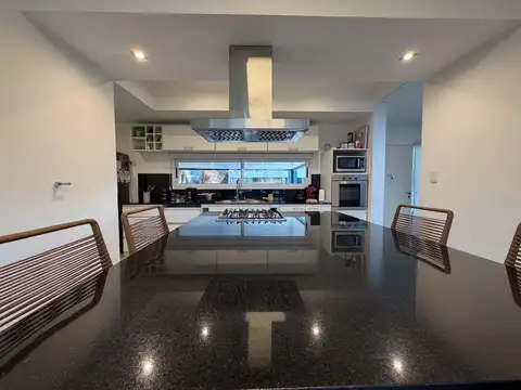 Casa en Alquiler con 2 cocheras