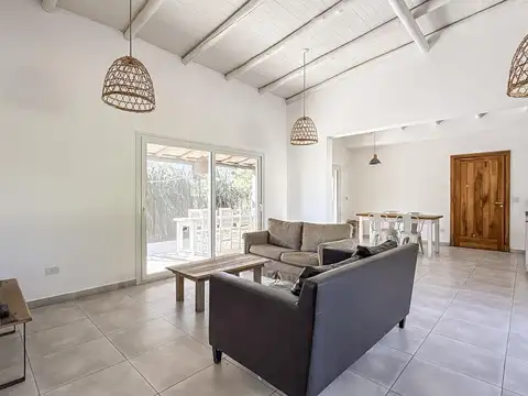 Casa 5 ambientes con 2 baños