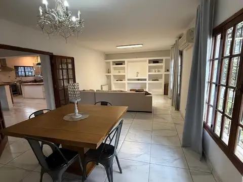 Casa 4 ambientes con 2 baños