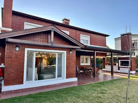 Casa en Alquiler en Funes, USD 2.300