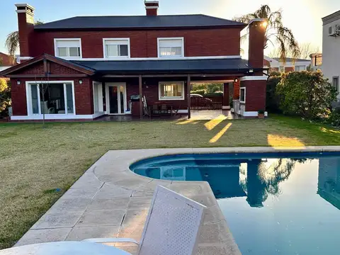 Casa en Alquiler con 1 cochera