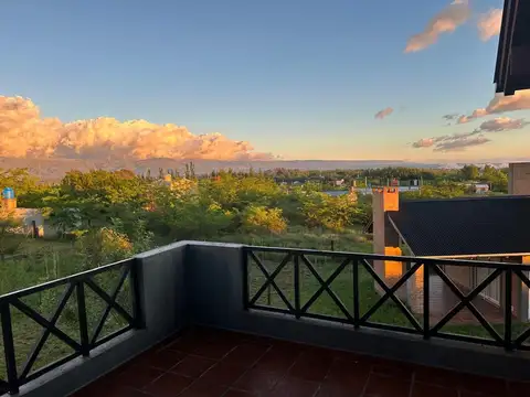 Casa 8 ambientes con 4 baños