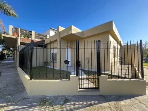 Casa con dos dormitorios, cochera y jardin con parrilla en alquiler