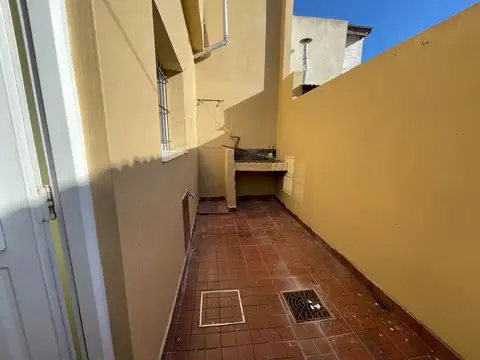 Casa con dos dormitorios, cochera y jardin con parrilla en alquiler