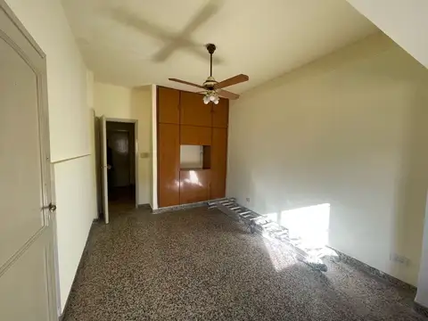 Casa con dos dormitorios, cochera y jardin con parrilla en alquiler