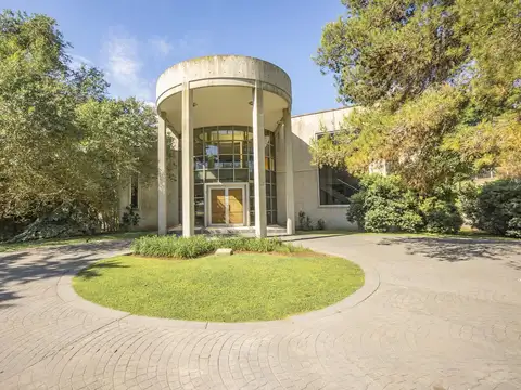 Casa 8 ambientes con 4 baños