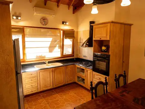 Casa 4 ambientes con 2 baños