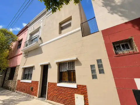 Casa 3 ambientes en dos plantas con patio y parrilla