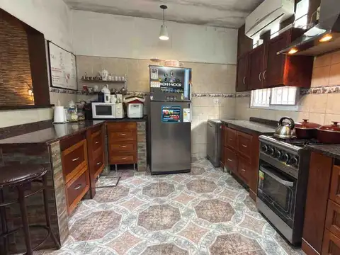 Casa 4 ambientes con 2 baños