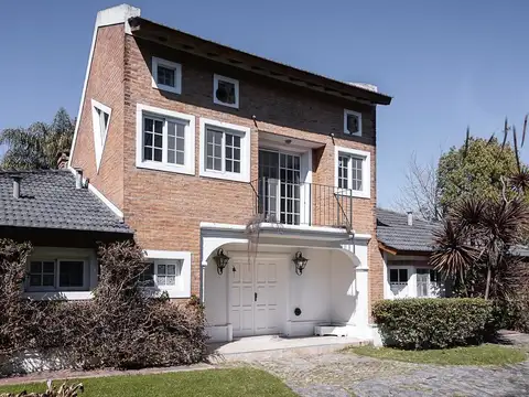 Casa 8 ambientes con 4 baños