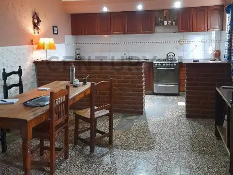 Venta PH 4 ambientes más departamento 2 amb. Independiente.
