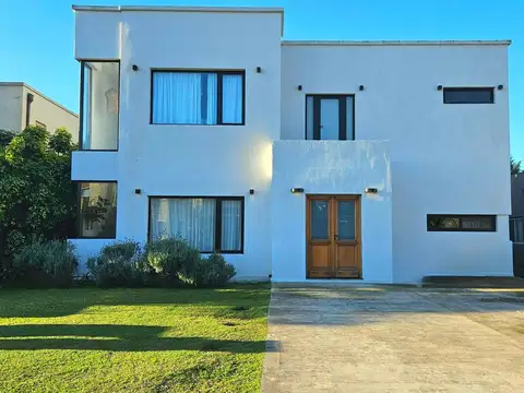 Casa 4 ambientes con 3 baños