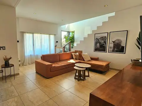 Casa en Venta con 3 cocheras