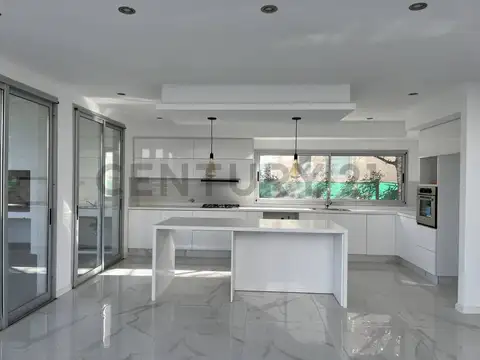 Casa 5 ambientes con 4 baños