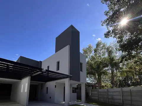 Casa en Venta con 2 cocheras