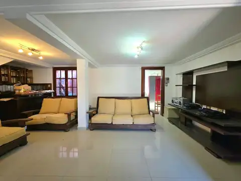 Casa 6 ambientes con 2 baños