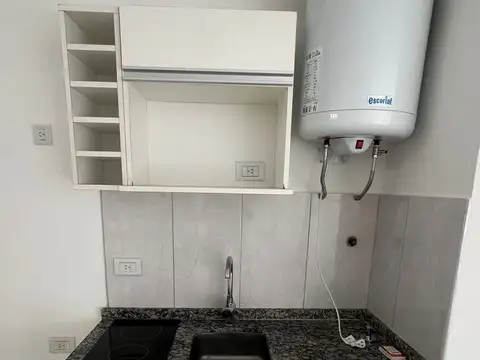 Monoambiente al frente con Balcon en Alquier sobre Av San martin Villa del Parque