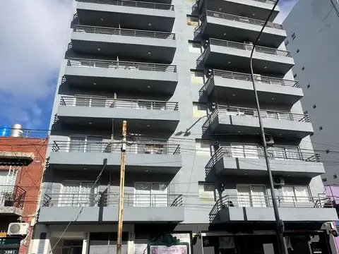 Monoambiente al frente con Balcon en Alquier sobre Av San martin Villa del Parque