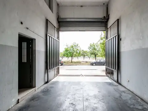 Venta Galpon con Oficinas en El Palomar