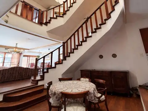 Casa en Alquiler con 5 cocheras