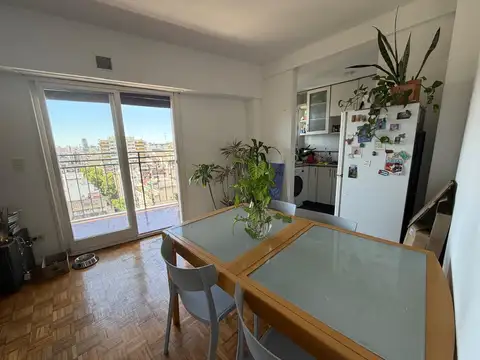 Impecable departamento de 3 ambientes, hecho 2, a nuevo con gran balcón. Muy luminoso