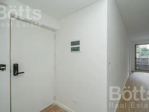 Hermoso departamento de un ambiente al contra-frente y balcón