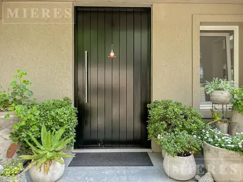 Casa en Alquiler con 2 cocheras