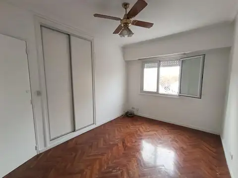 Hermoso departamento 3 ambientes. Frente con balcon