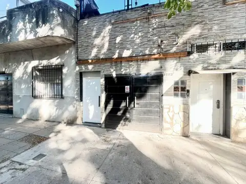 Ph de 3 ambientes con terraza a la venta. Flores.