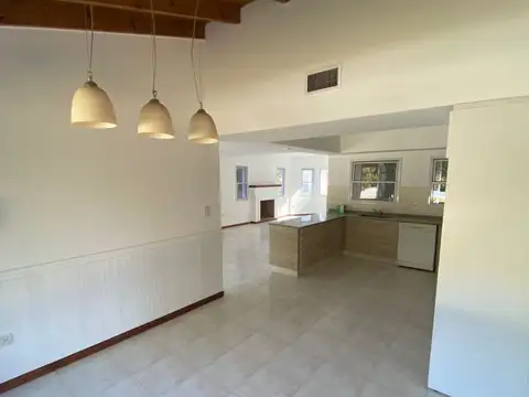 Casa 4 ambientes con 2 baños