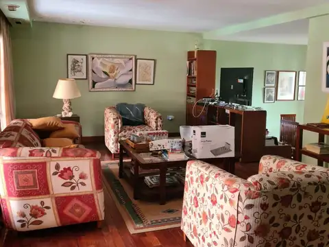 Casa en Alquiler con 4 cocheras